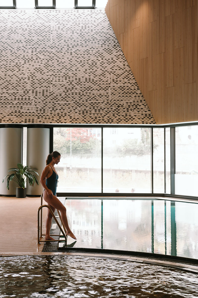 Innenbereich Thermalwasserbecken Wellness-Therme FORTYSEVEN (c) ThermalBaden AG-1