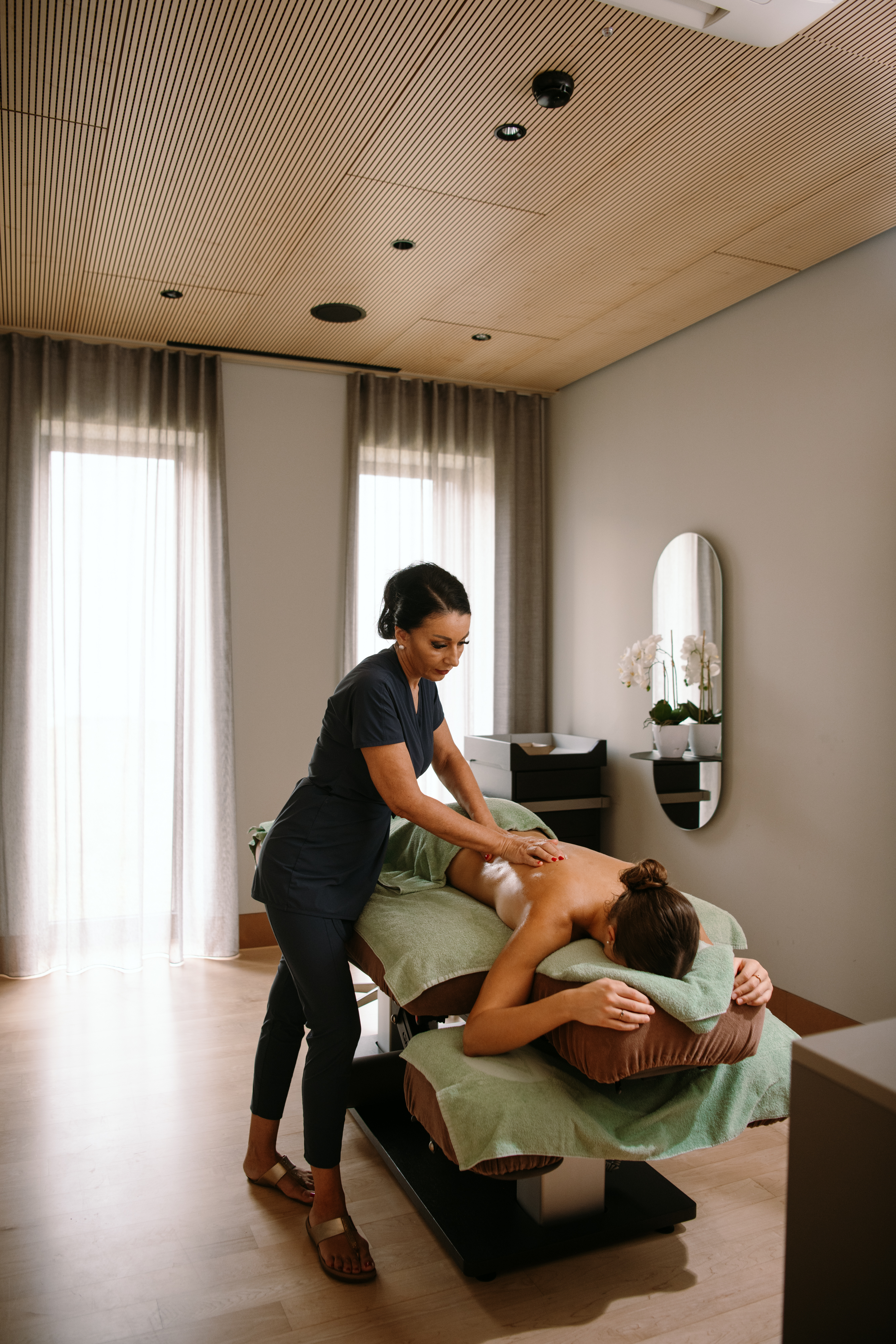 Rückenmassage_FORTYSEVEN_(c) ThermalBaden AG Tobias Westen